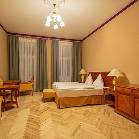 4 Bedrooms 130M2 Apartment At The Main City Square Prag Dış mekan fotoğraf