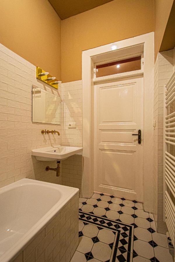 4 Bedrooms 130M2 Apartment At The Main City Square Prag Dış mekan fotoğraf