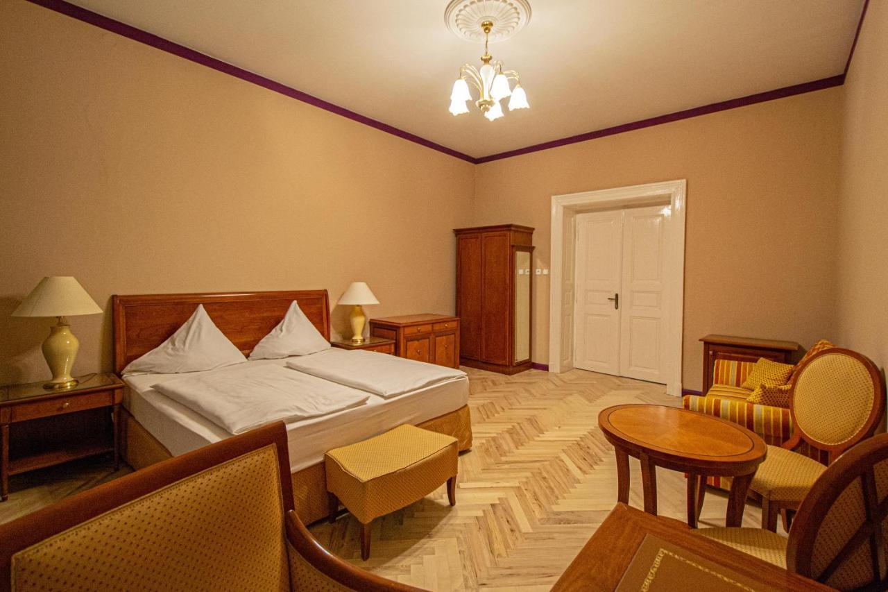 4 Bedrooms 130M2 Apartment At The Main City Square Prag Dış mekan fotoğraf