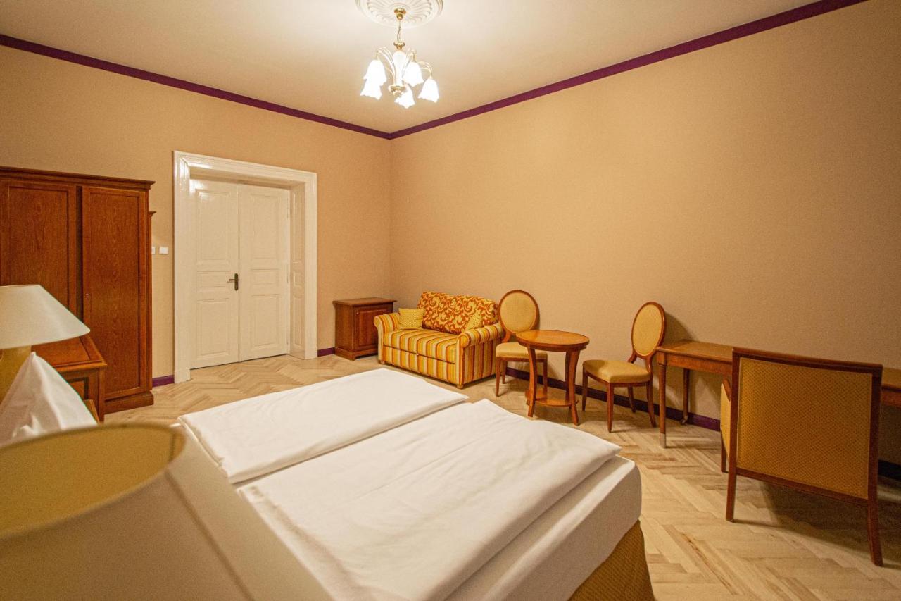 4 Bedrooms 130M2 Apartment At The Main City Square Prag Dış mekan fotoğraf