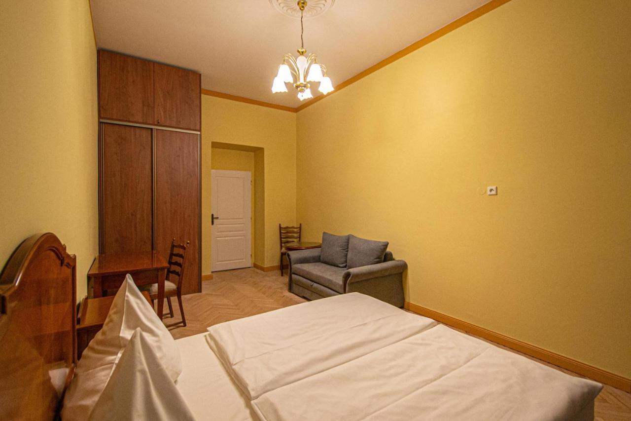 4 Bedrooms 130M2 Apartment At The Main City Square Prag Dış mekan fotoğraf