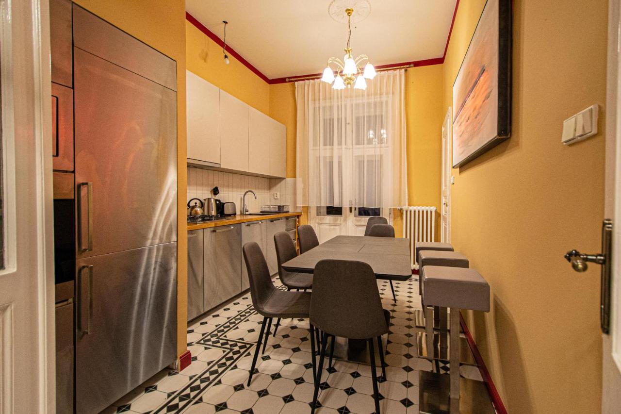 4 Bedrooms 130M2 Apartment At The Main City Square Prag Dış mekan fotoğraf