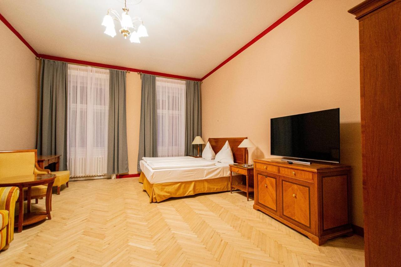 4 Bedrooms 130M2 Apartment At The Main City Square Prag Dış mekan fotoğraf