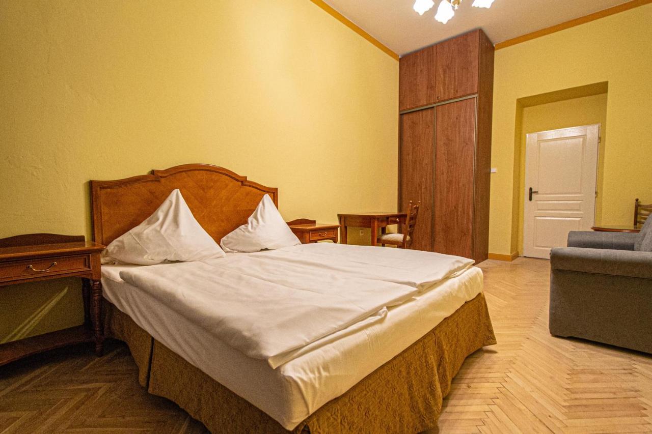4 Bedrooms 130M2 Apartment At The Main City Square Prag Dış mekan fotoğraf