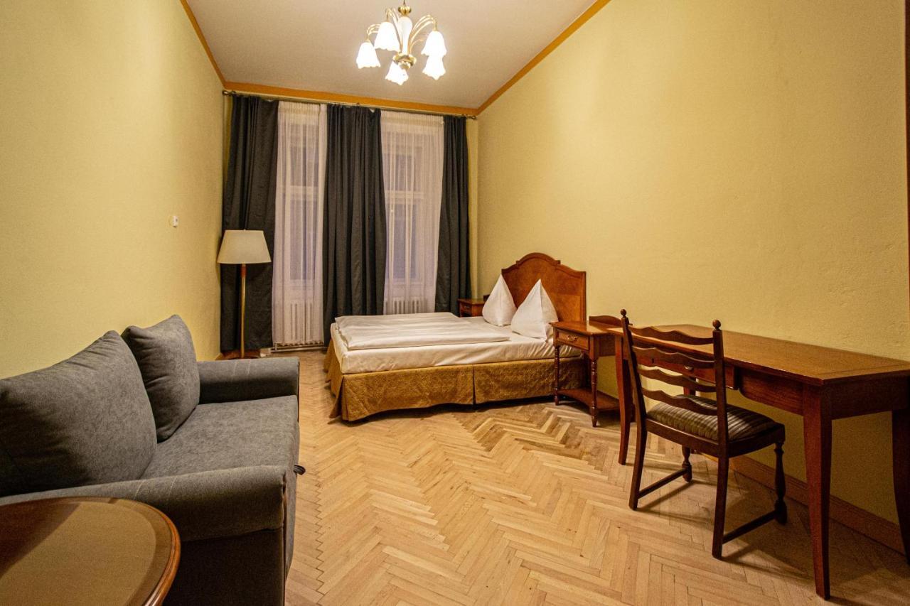 4 Bedrooms 130M2 Apartment At The Main City Square Prag Dış mekan fotoğraf