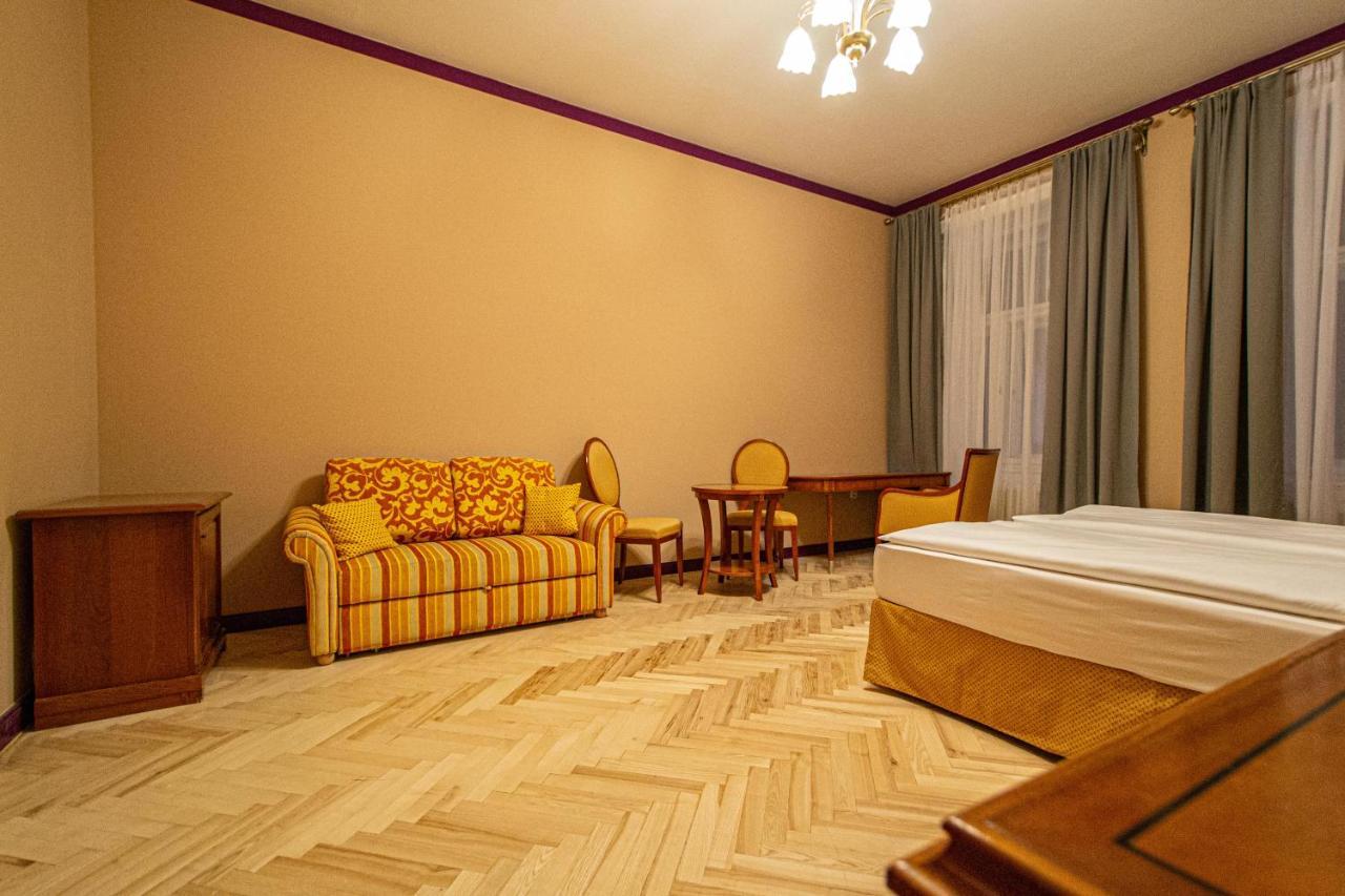 4 Bedrooms 130M2 Apartment At The Main City Square Prag Dış mekan fotoğraf
